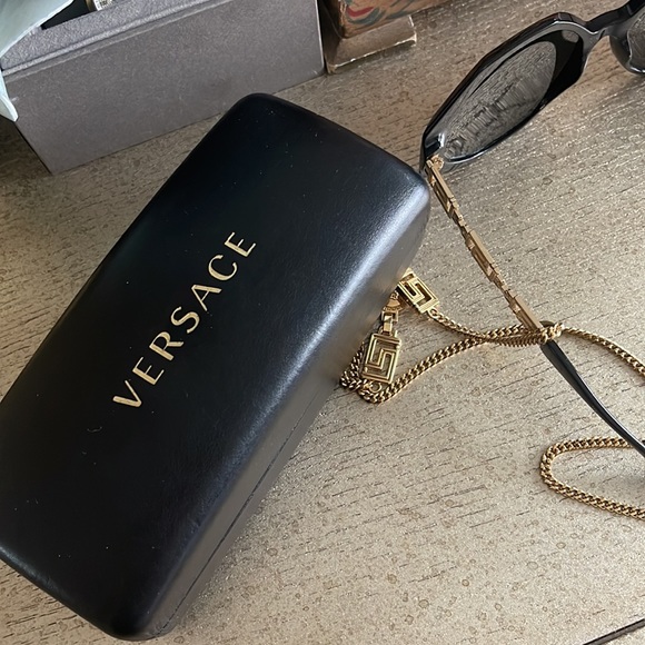 Authentic Versace sunglasses with the chain - Picture 7 of 8